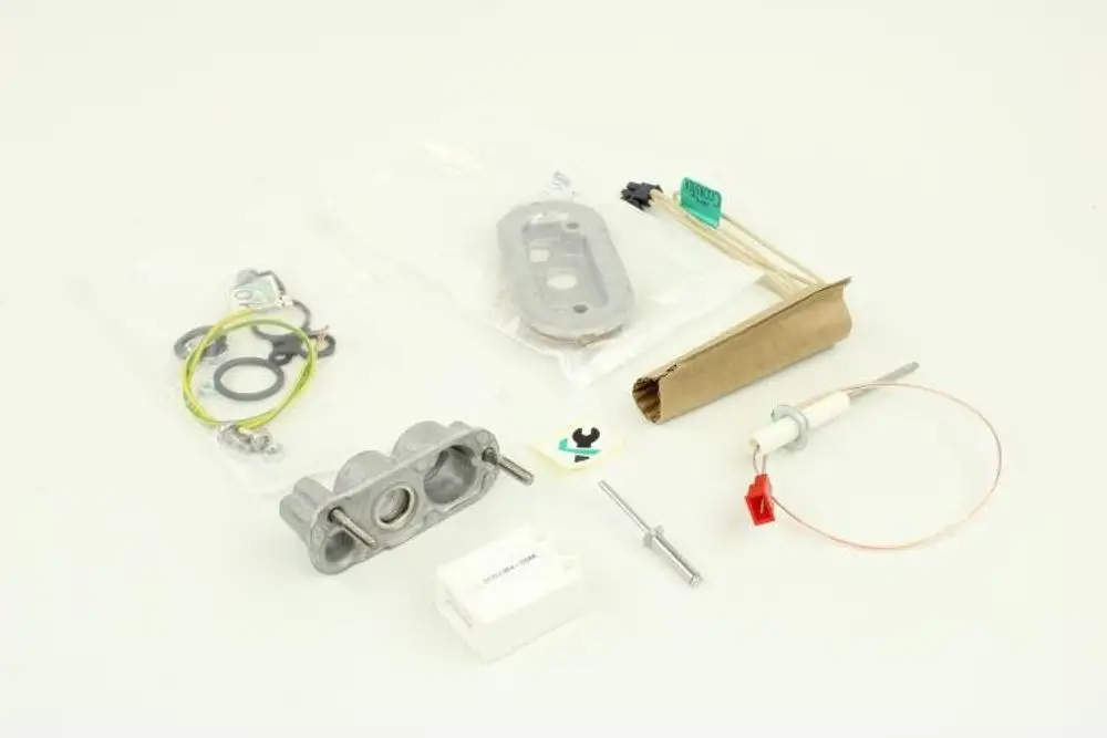Bosch Zündungsset mit mehreren Komponenten, einschließlich metallischer Teile, Dichtungen und elektrischer Anschlüsse, angeordnet auf hellem Hintergrund.